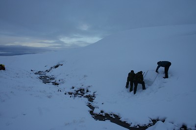Winter skills - At the Snow-hole site.